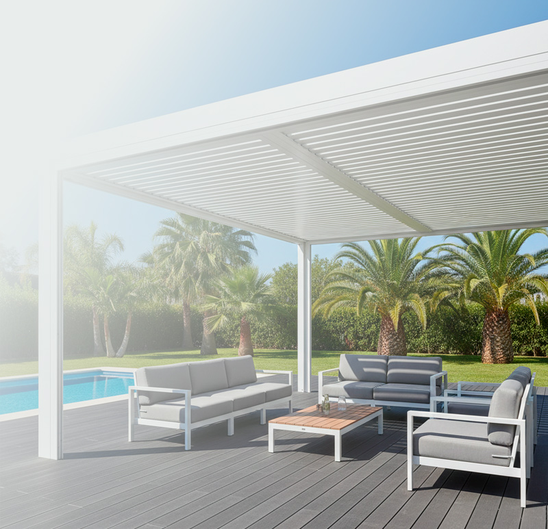 Instalación de pérgola bioclimática blanca en terraza con mobiliario de jardín en Valencia