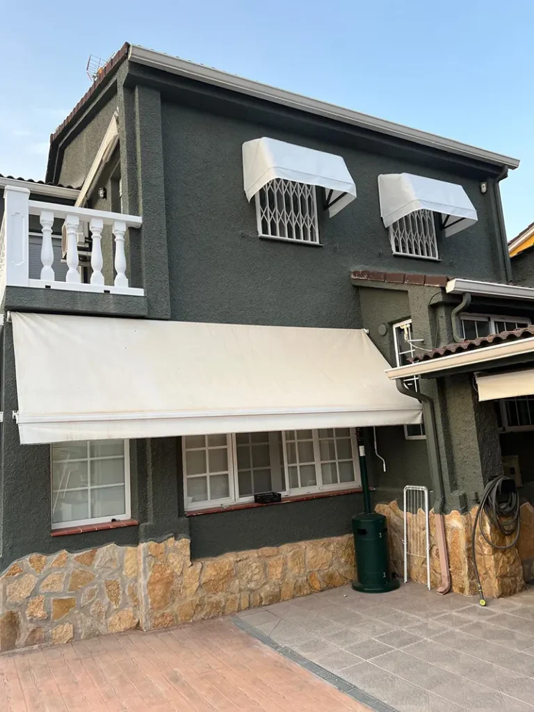 Detalle de capotas de 4 arcos instaladas en ventanas para control térmico en el hogar