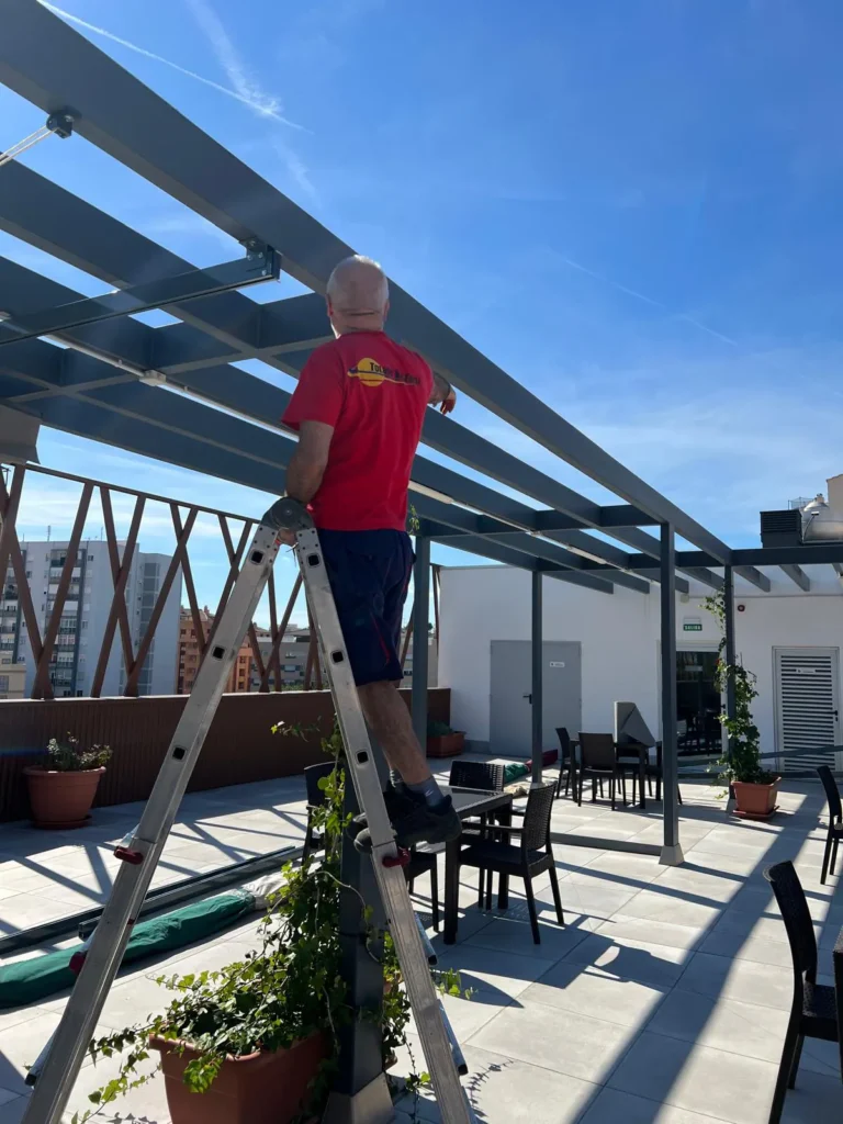 Equipo de Toldos Valencia instalando estructuras en Castellón.