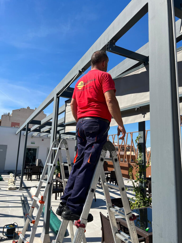 Equipo de Toldos Valencia instalando estructuras en Castellón.