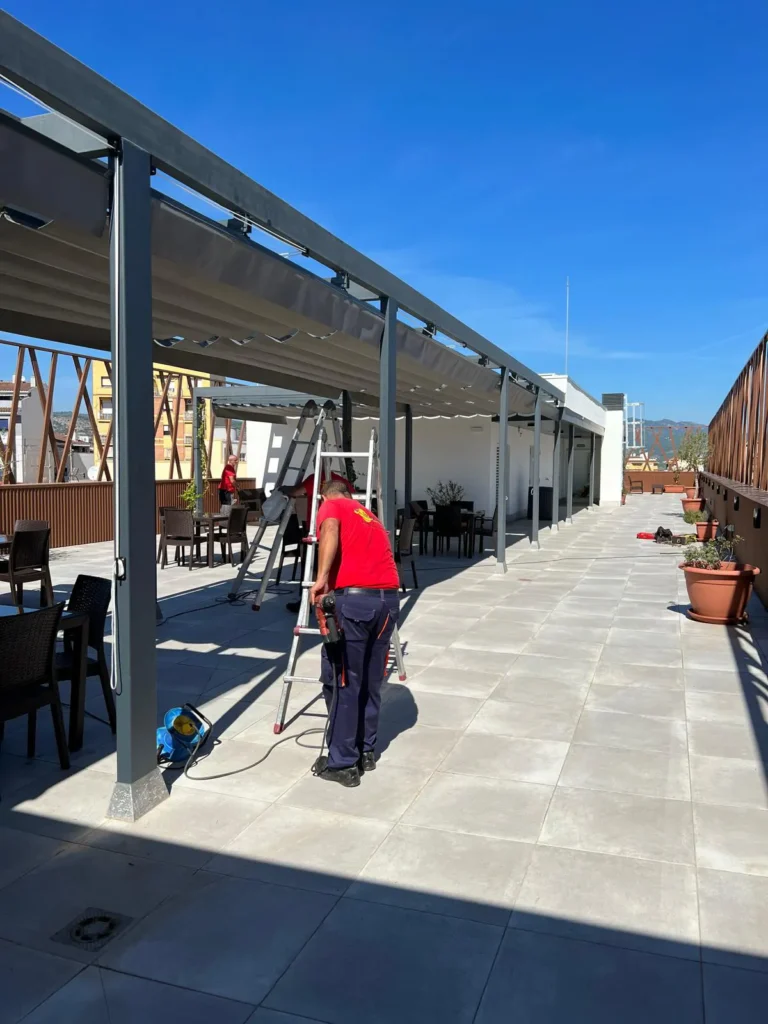 Equipo de Toldos Valencia instalando estructuras en Castellón.