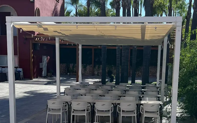 Máximo Confort para Hostelería: Pérgola Corrediza en Terraza de Restaurante
