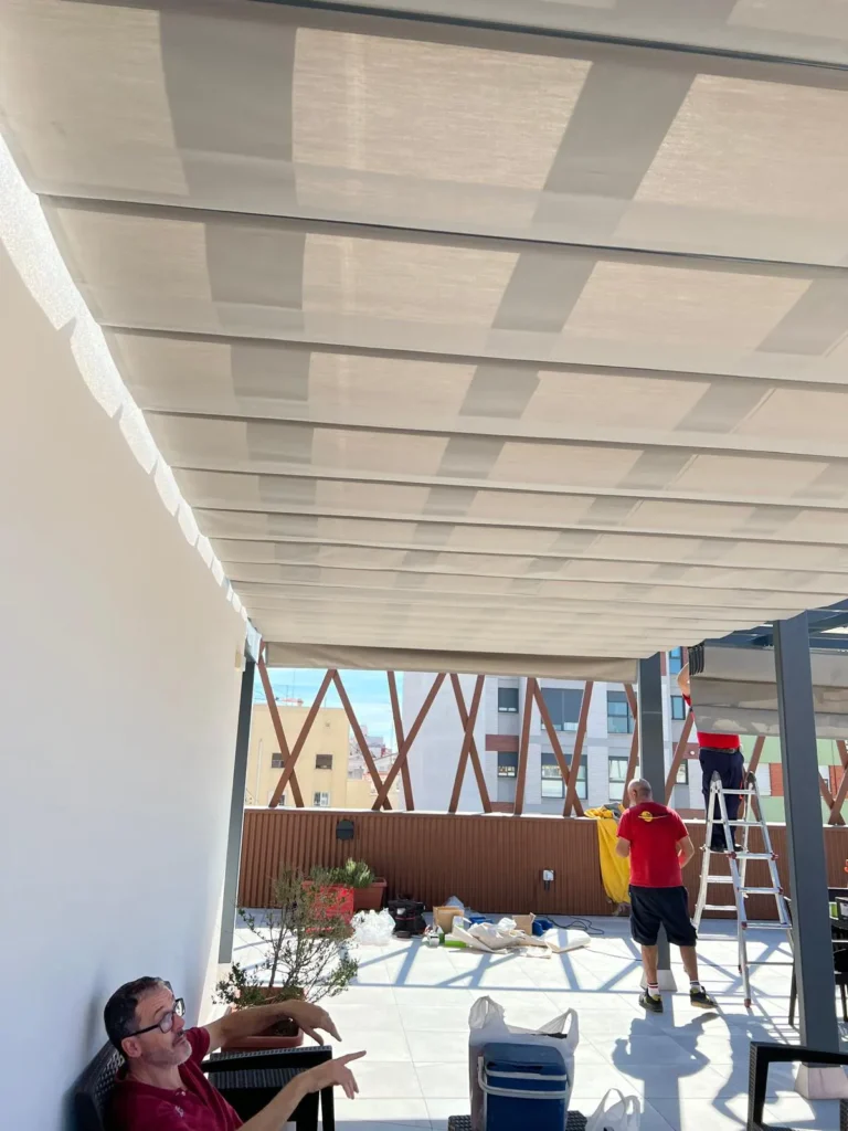 Instalación de pérgolas de aluminio en terraza de residencia en Castellón.