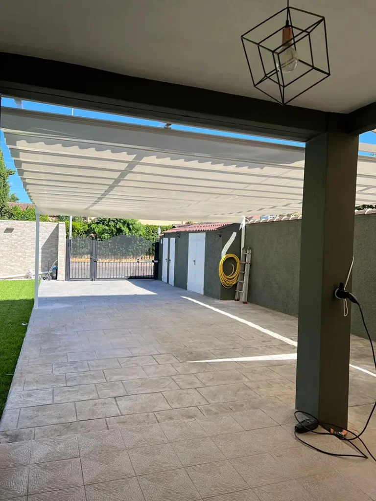 Detalle instalación de toldo corredizo tipo palillera para proteger coche en San Antonio de Benagéber.
