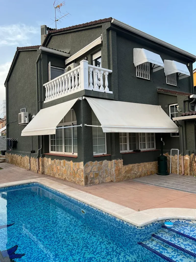 Protección solar exterior con toldos blancos en vivienda unifamiliar en San Antonio de Benagéber