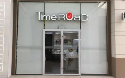 Instalación de Estores Enrollables para Fachada Comercial en Centro Comercial