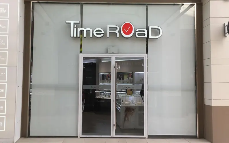 Instalación de Estores Enrollables para Fachada Comercial en Centro Comercial