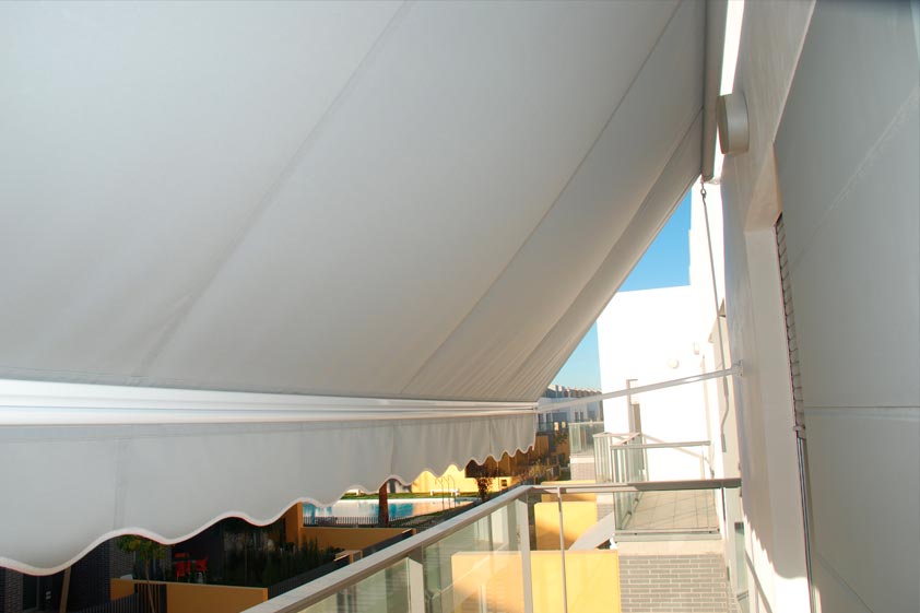 Toldo Punto Recto – Vivienda Instalación de toldo de punto recto en terraza de vivienda unifamiliar moderna.