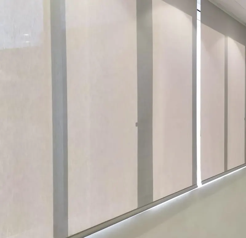 Instalación de persiana enrollable motorizada en balcón de vivienda en Valencia