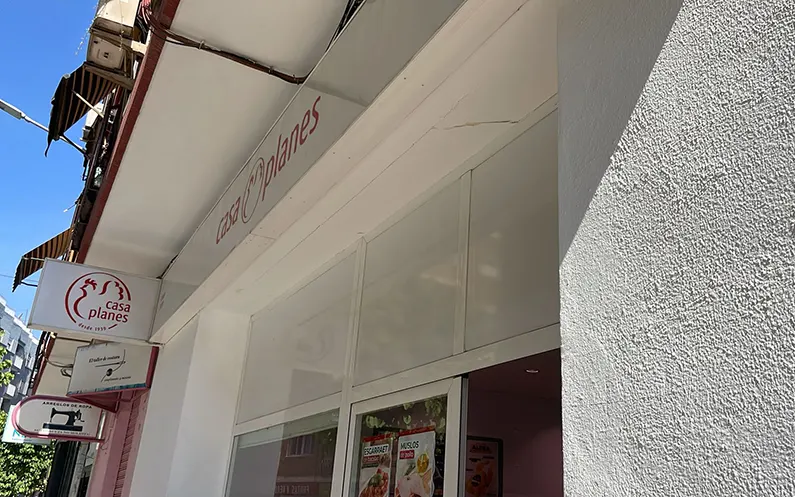 Fachada de comercio Casa Planes en Valencia antes de la renovación con toldo articulado.