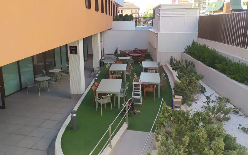 Terraza de residencia de estudiantes en Valencia sin protección solar antes de instalar toldo veranda.