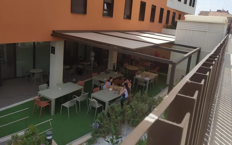 Antes y Después: Instalación de Toldo Veranda en Residencia de Estudiantes en Valencia